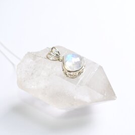 ブルーシラーが美しいレインボームーンストーンのシルバーネックレス　シルバー925　シルバーアクセサリー　1点物