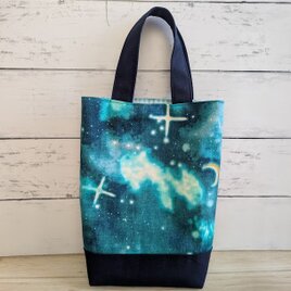 深いエメラルドグリーンの星空がおしゃれな小さめ縦長バッグ