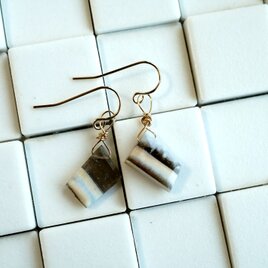 ボルダーオパールのゆらゆらピアス（ゴールドフック）