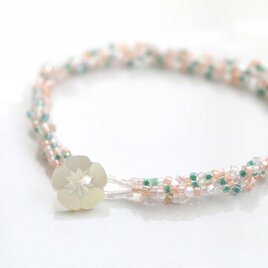 きらめくビーズのブレスレット / 紅梅と春緑