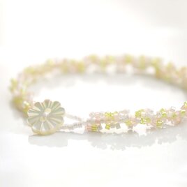 きらめくビーズのブレスレット / 若葉と春の小花たち