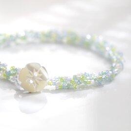 きらめくビーズのブレスレット / ネモフィラの色彩