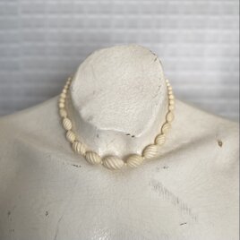 Vintage 70s-80s retro offwhite beads necklace