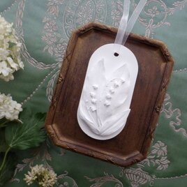 白いアロマストーン OVAL ■ オーナメント ■ 鈴蘭 すずらん ミュゲ　フラットデザイン