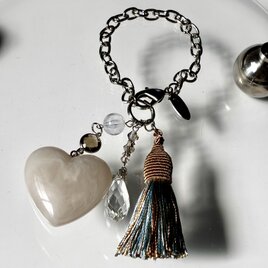 ハート バッグチャーム グレータッセル付き 上品 大人可愛い