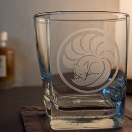 丸に眠り九尾狐　家紋風和グラス