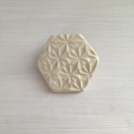 ブローチ(六角小花)白マットB