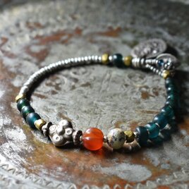 oldヒマーチャルシルバー＆oldインドシルバー、蜜柑カーネリアン、銀化ビーズ、ブルーグリーンビーズのブレス