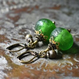 グリーンアフリカンパウダーグラスと民族鈴のピアス