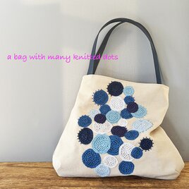ランダムなドット編みアップリケかばん（ブルー系）