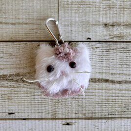 大人かわいいおしゃれなふわふわ白猫ちゃんバッグチャーム　エコファー　レース　ギフト　プレゼント