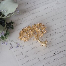 華やかなお花のゴールドトーンブローチ