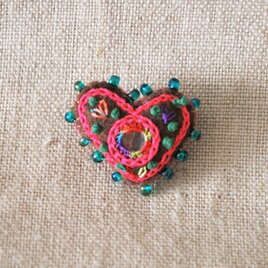 ちっちゃなハートのミラー刺繍ブローチ　⑤