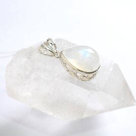 ブルーシラーと虹色の輝きが美しいレインボームーンストーンのシルバーネックレ　シルバー925　シルバーアクセサリー　1点物