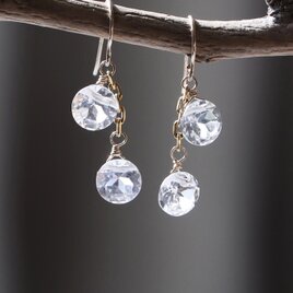 宝石質ホワイトトパーズの揺れるピアス／イヤリング｜透明感 天然石 ゴールド 11月誕生石 — Quiet luxury —