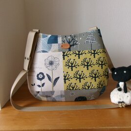 パッチワーク柄綿麻生地のおにぎり型ショルダーバッグ（お花）