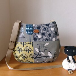 パッチワーク柄綿麻生地のおにぎり型ショルダーバッグ（鳥）