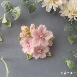 レース編み 桜のブローチ～朧月夜～