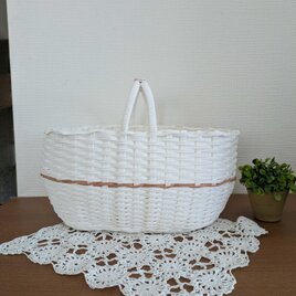インテリア収納にもお出かけにもぴったりな清潔感あふれる白ワンハンドルかご　大きめ　クラフトバンド