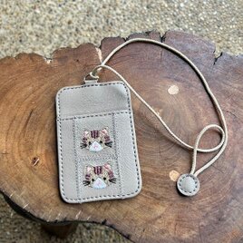 両面パスケース 2枚用 （サンドベージュの革に茶トラ猫の刺繡）03005-30