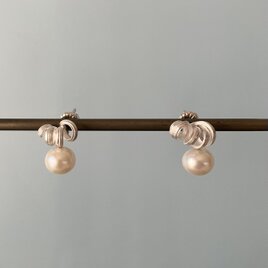 淡水パールと渦のピアス