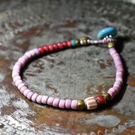 アンティークピンクマサイ、金赤ホワイトハーツ、カンネ&ターコイズブルーシェブロンビーズのブレス（ターコイズ留め金）