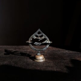 味のあるお品物◆金属製の三宝台　ローソク立て　真鍮　古民家　インテリア　オブジェ　ビンテージ　