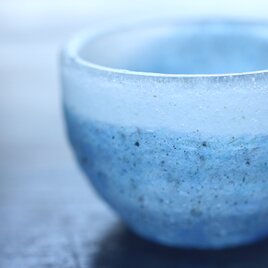 再販】ガラス製 ぐい呑み お猪口 「鳥獣戯画」瑠璃 | iichi 日々の