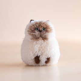 草木染めのポンポン猫　シャム（おすわり）