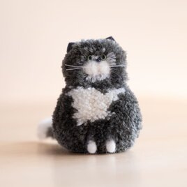 草木染めのポンポン猫　グレー（おすわり）