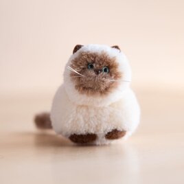 草木染めのポンポン猫　シャム（香箱座り）