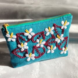 ドクダミ刺繍のポーチ