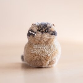 草木染めのポンポン猫　キジトラ（香箱座り）