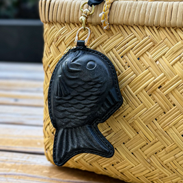 本革たい焼き小物入れ【紫黒／しこく】【逸品】【ロロマ】◎ストラップ付き（短）