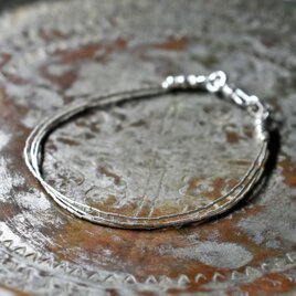 繊細筒型シルバービーズのシンプル3連ブレス