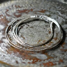 繊細筒型シルバービーズのシンプル3連ネックレス