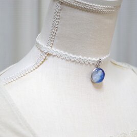 【受注製作】レジンアート　ラウンドモチーフとタティングレースとサテンリボンのチョーカー〈雪解けの水〉