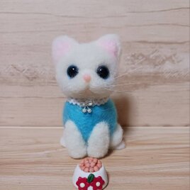 羊毛フェルト　アイブルーの目にスカイブルーの服着た白猫ちゃん　餌付き