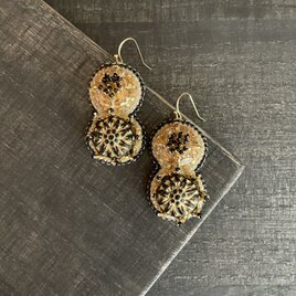 ダリアのピアス　ゴールド×黒