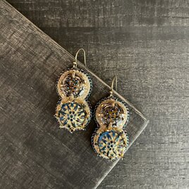 ダリアのピアス　ブロンズ×青