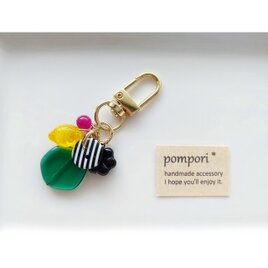 ストライプボタンのしゃらしゃらキーホルダー（黒）