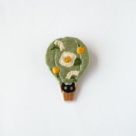 ［受注制作］ネコ㏌気球の刺繍ブローチ（green）
