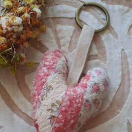 布フェルトハートのチャーム　ピンク色 花柄〈布フェルト キーホルダー チャーム ハート インド綿 ブロックプリント 〉