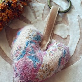 布フェルトハートのチャーム　ピンク色 花柄〈布フェルト キーホルダー チャーム ハート インド綿 ブロックプリント 〉