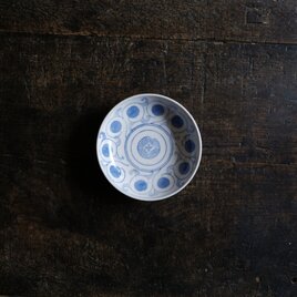 菊と唐草◆時代物　瀬戸焼　唐草文印判小皿　骨董・antiques 丁寧な暮らしに。古道具　大正~昭和初期