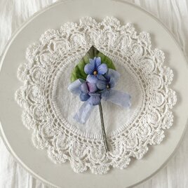 〈染め花〉スミレの3輪コサージュ(青紫)