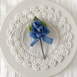 〈染め花〉スミレの3輪コサージュ(ブルー)