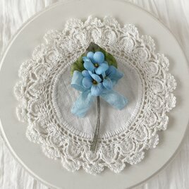 〈染め花〉スミレの3輪コサージュ(ライトブルー)