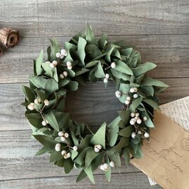 季節に関係なく長く飾れる！ユーカリのシンプルリース20〜実ものを合わせて〜