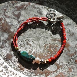 oldチベタンターコイズと古代瑪瑙、oldチンシルバー＆オリッサブラス、多彩ホワイトハーツ、oldインドシルバーチャームのブレス